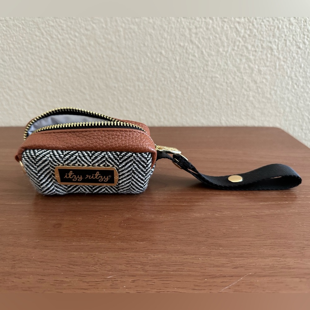 Itzy Ritzy Pacifier Case with Adjustable Handle